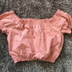 Gullig rosa topp - Super söt topp! aldrig använd bara provad! Frakt tillkommer ☺️ pris kan diskuteras!!