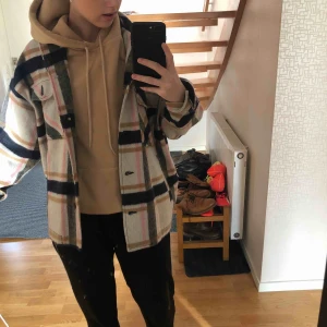 Rutig jacka  - Fin rutig jacka från zara använt den en gång, är i mycket bra skick. 