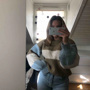 Stickat - Stickad tröja från Louise Jorges kollektion för Nakd. Perfekt passform om man är kort som jag och inte vill vika in tröjan. Säljer pga inte kommit till användning. Frakten ingår i priset 