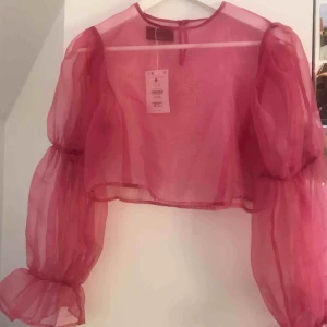  - En tröja från Bershka i storlek S. Aldrig använd med prislapp kvar. Köpt i Italien och precis som ny. 120kr där frakten ingår😊