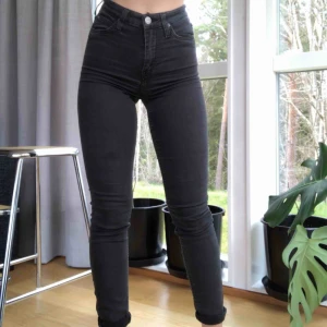 - As snygga Lee jeans, lite gråsvarta och stretchiga. Behöver kommas till användning! Har en liten fläck på högra låret som syns lite i bilden, inget man tänker på dock. 