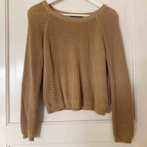  - Beige stickad tröja. Fler bilder kan skickas vid intresse, frakt ingår ej. 