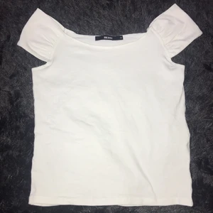 Vit Offshouldertopp - •En enkel offshoulder topp från Bikbok ,som passar perfekt till ett par blåa jeans, oanvänd.                                              •I strl XS.                                                                  •Frakt tillkommer.