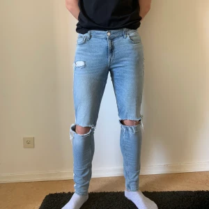 Jack & Jones strl 176 - Fräscha jeans i använt skick. Skinny.