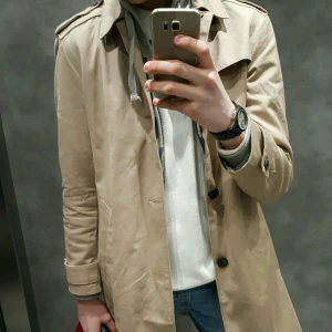 Esprit Trenchcoat Strl. 48 - Super snygg och unik trenchcoat från Esprit! Funkar perfekt på våren och sommaren och matchar snyggt med en hoodie under. Går också att dressa upp med en skjorta såklart! Storleken är en Small men känns som en Medium med tanke på att det är en rock.