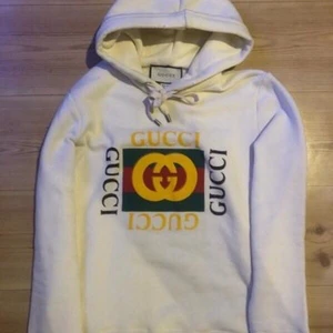 Gucci hoodie strl M  - Jag säljer en Gucci hoodie i storlek M!  Bra skick! Billigare vid snabb affär! Swish finns!