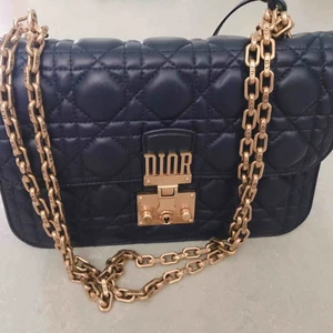 Dior väska  - Dior äkta väska Köpt i london 1-1,5 år Helt nytt, ingen skadad Skickas med card, dustbag ( som finns i bild )   Finns AUTHENTICATION papper.                                      Kan hämta eller skicka om ni vill