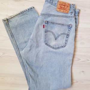Levis jeans 505 strl 34 32  - Klassiska vintage Levis 505 i jättefint skick och en snygg ljusare tvätt och dragkedja i midjan!  Har blivit för stora för mig men så fina!  Midja: 88 Innerben: 76
