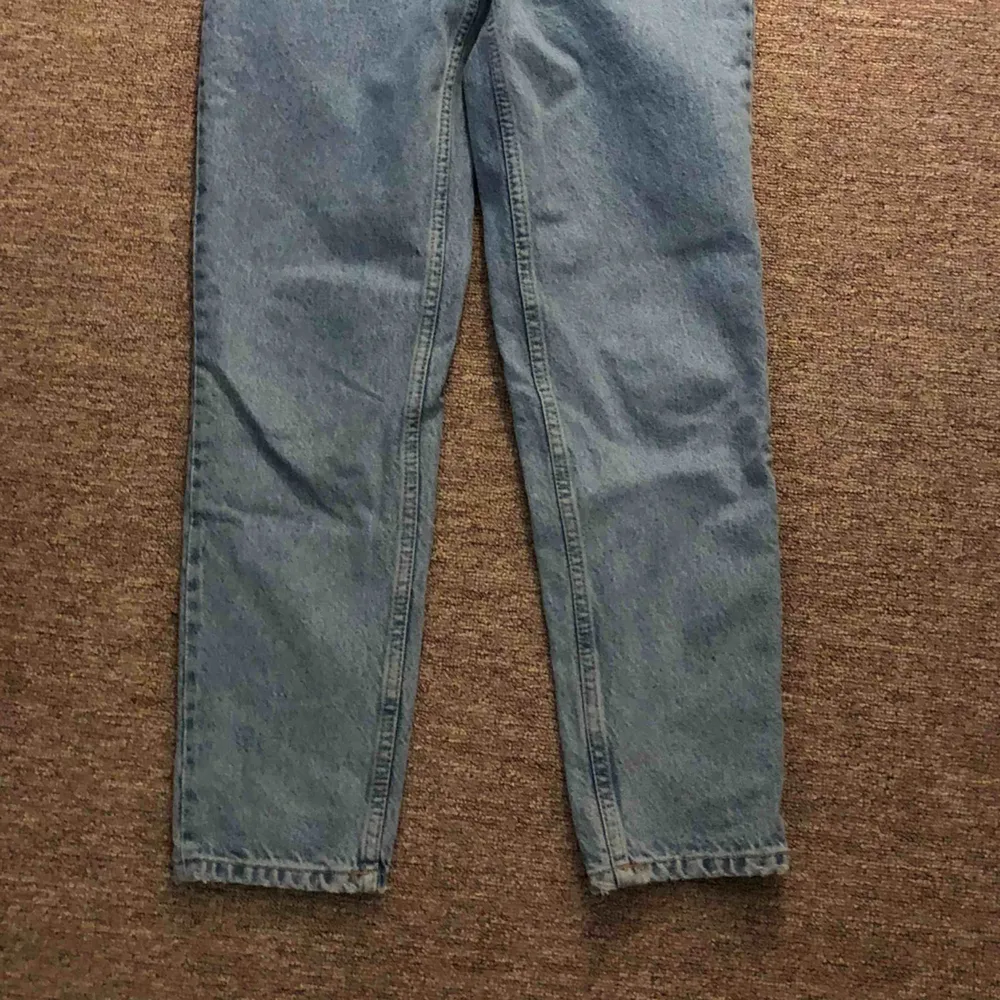Säljer mina slirig använda zara jeans. Strl 32 men tyvärr för stora för mig:/ nypris 549kr. Köpare står för frakt 💕. Jeans & Byxor.