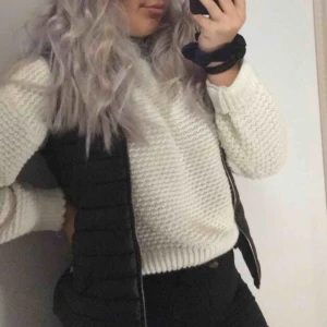  - Vit stickad tröja