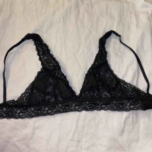  - Skit fin spets bralette/bh ifrån H&M. Aldrig använd då den tyvärr är för liten. Banden går att justera 💙