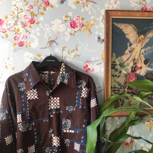  - En fin 70-tals skjorta i skönt material! ✨🌟 köpt på POP :)  Bra skick! Frakt 42kr eller så möts vi om båda är friska! 