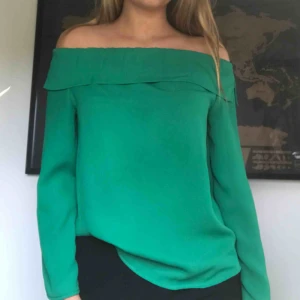  - Grön offshoulder blus från Gina tricot. Strl XS men jag har strl S och jag kan ha den (dock lite tajt runt axlar, skuldror). Knappt använd :) 