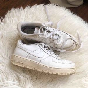  - Ett par slitna Nike air force, tyvärr utan sula. 📦 frakt 60:- 