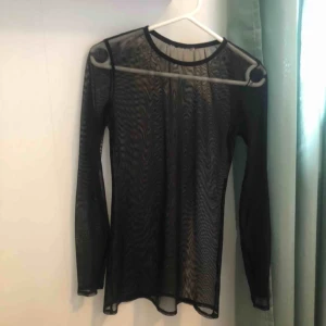  - Meshtop i svart! Supersnygg! Köparen står för frakten🥰
