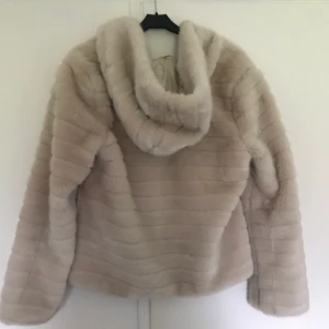 Fake pälsjacka  - Fake pälsjacka från flash inköpt för 1000 använd fåtal gånger 