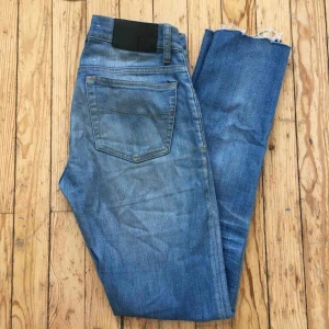  - Världens skönaste jeans! Sitter som ett smäck, är väldigt stretchiga och i bra skick. Tight modell med en normalhög midja, dvs inte högmidjade. Avklippta nedtill och är mer som en L32. Säljer dessa då de tyvärr inte kommer till användning längre. 