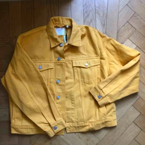  - Gul jeansjacka från Weekday. Aldrig använd och prislapp kvar. Lite oversize modell och stl S.