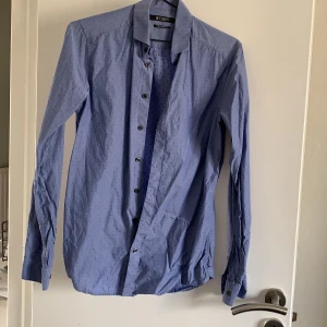 Tiger slimfit-skjorta - Slimfit stretch-skjorta från tiger. Modell steel1