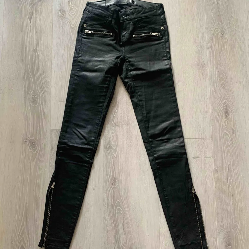 Jeans läderliknande material st 24. Från Gina Tricot Perfekt skick . Jeans & Byxor.