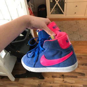 Nike skor💕💕 - Säljer dessa supersöta nikeskor i storlek 38, ”flärparna” är dock  slitna som ni ser på bilderna (skumgummmit men annars superfina 