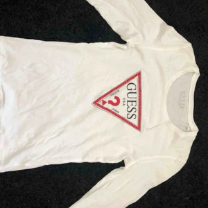 Guess tröja - Långärmad tröja från guess, jättefin och aldrig använd, dock ramla tagen av men själva snöret som håller den är på. Säljs pga då jag har en likadan fast kortärmad. Står ej för frakt.