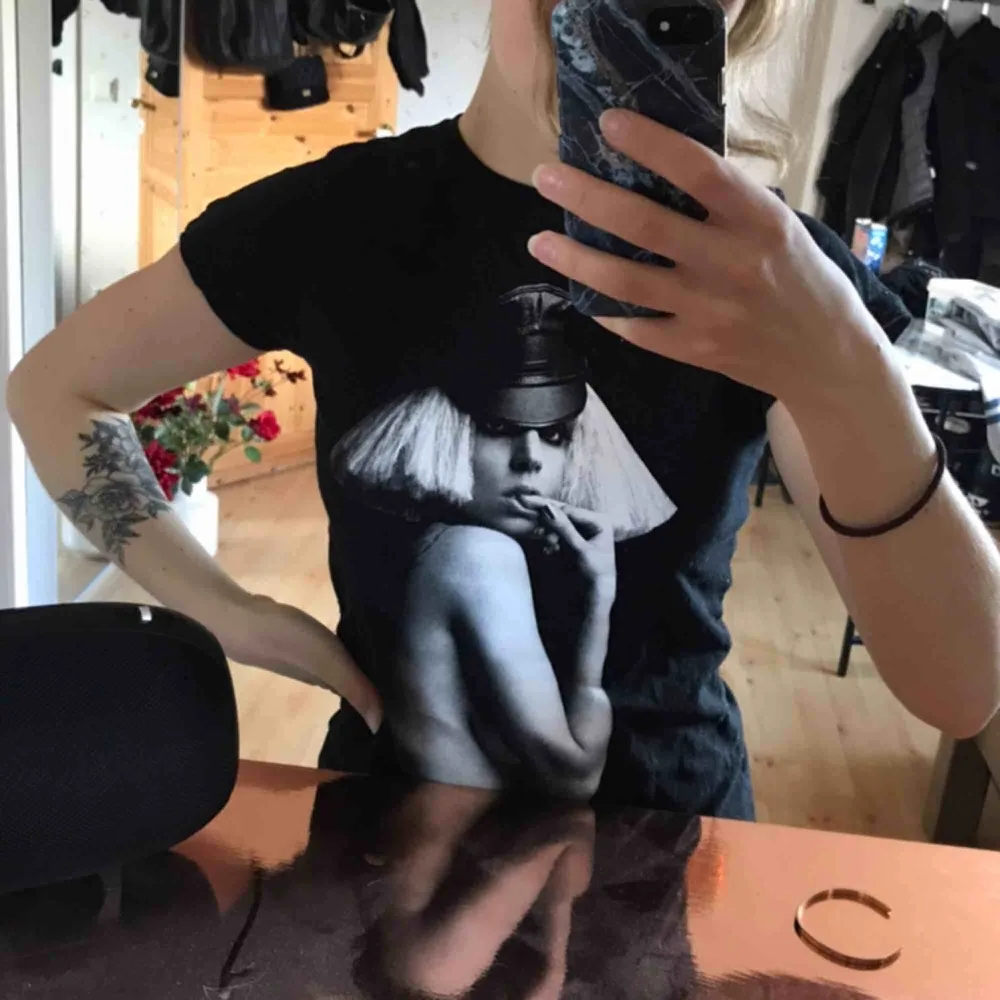 Fin tröja med tryck Lady Gaga. Sällan använd. T-shirts.