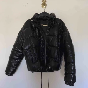  - Min efterfrågade jacka från zara, glansig i väl skick SUPER SNYGG