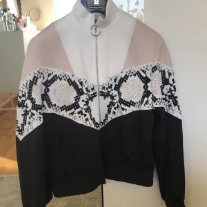 Kofta, Maje - Använd en gång, i princip som ny! Märke : Maje