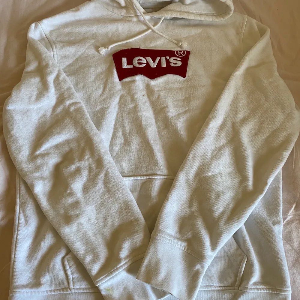 Hel vit Levis hoodie, storlek M för män med en röd logga på mitten av tröjan och en magficka. Köpt ett par månader sen. 1000 kr . Tröjor & Koftor.