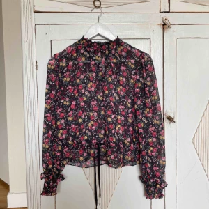  - Jättefin topp med blommönster! 