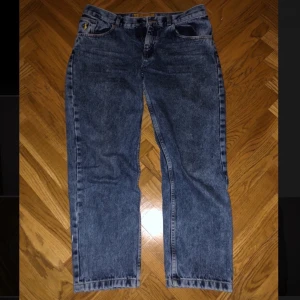 POLAR SKATE CO - 90’s Jeans - Jeans med bra kvalité. Skick 9/10. Finns inget anmärka angående slitage eller fläckar. Nypris 1600kr. Betalning sker via Swish, köpare står för frakt. Självklart 100% äkta, köpta på Hollywood