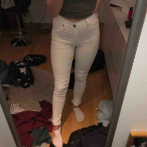  - Vita jeans ifrån dr denim. Köpare står för frakt. 