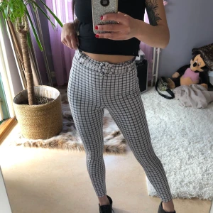 Asos Rutiga leggings/byxor 💎🔥⚡️ - Finfina högmidjade leggings/byxor i ankellängd från Asos. Storlek 34 och i nyskick✨