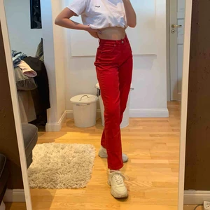  - Supersnygga röda jeans som sitter så bra! Bra skick!  Högsta bud: 260kr inkl frakt