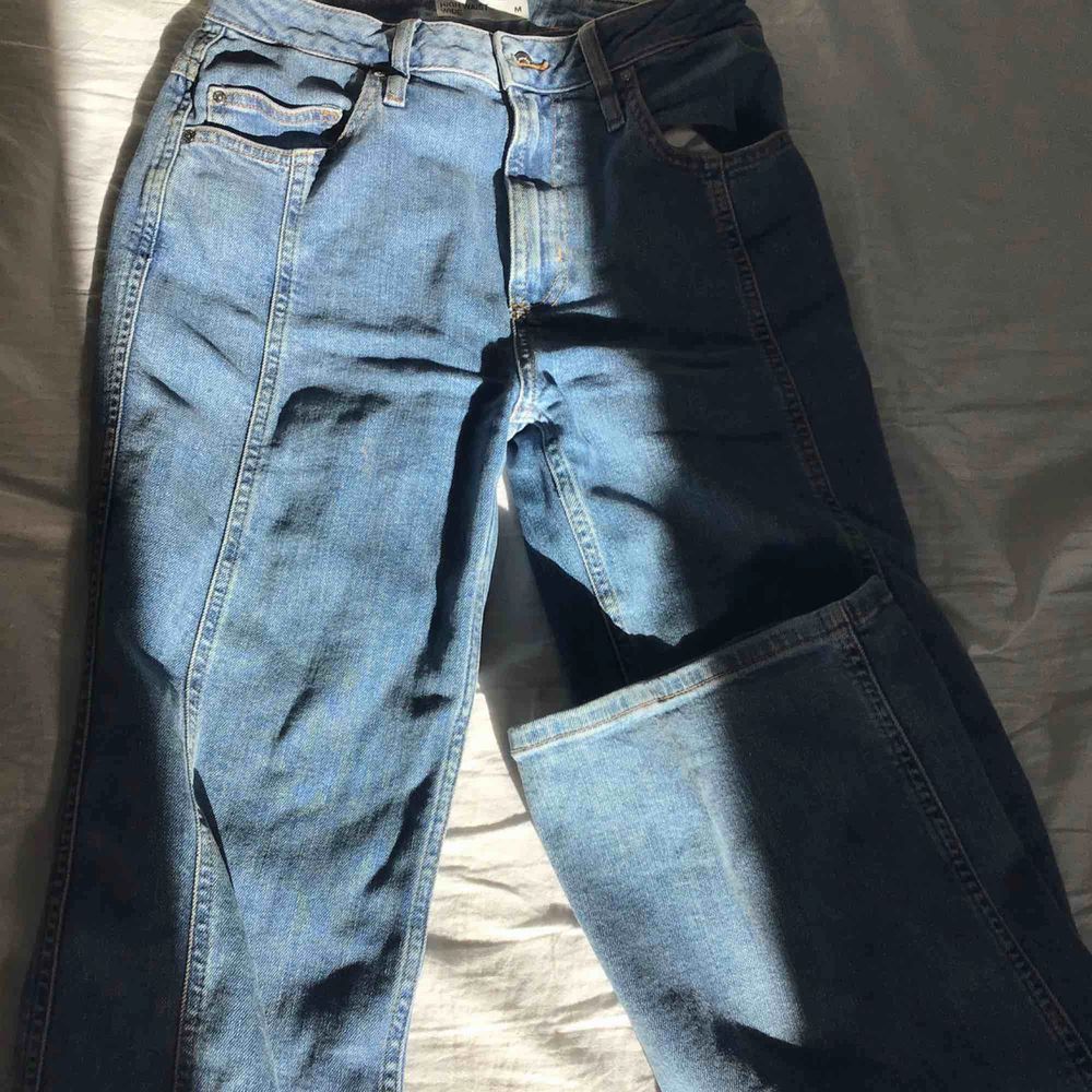 Utsvängda jeans från Cubus köpta i somras . Använda bara 1 gång . 🪐⚡️. Jeans & Byxor.
