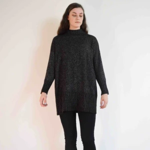 Stickad klänning  - Stickad svartmelerad tröja. Den är i storlek S och modellen är lite längre. Skriv till mig om du har några frågor eller vill se fler bilder😄 Fraktkostnad tillkommer! 