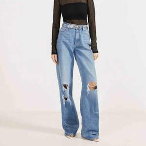 Helt nya jeans från Bershka i 90-talsstil med prislappen kvar! Jättesnygga! Ser mörkare ut på sista bilderna än i verkligheten.