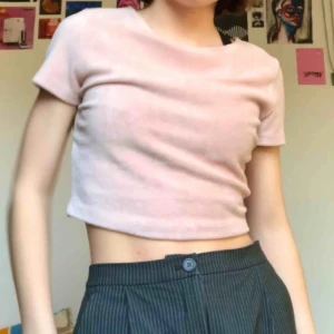  - Rosa croptop, lite manchester material:) Otrolig tröja, säljer för ej min stil! Möts upp i sthlm 