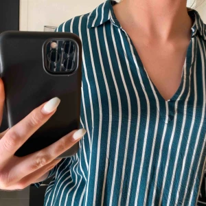  - Skjorta från H&M köpt i storlek 38 för den skulle sitta lite löst, jag är vanligtvis en 34:a! Skicka pm för fler bilder. Köparen står för frakten och jag skickar i postens blå kuvert ! 