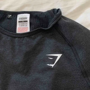  - Försöker igen! Superfin croppad träningströja ifrån gymshark. Aldrig använd. Frakt ingår ej💓