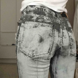  - Jättesnygga spräckliga jeans från cheap monday😍 jag är 168 och de passar perfekt :)