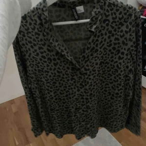  - Säljer min skjorta ifrån hm. Väldigt fin till vardags och till utekvällar. Använd 1-3 gånger.