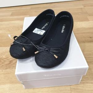 Svarta ballerinaskor DinSko - Oanvända ballerinaskor från DinSko i storlek 36. Nya! Köparen står för frakt. 