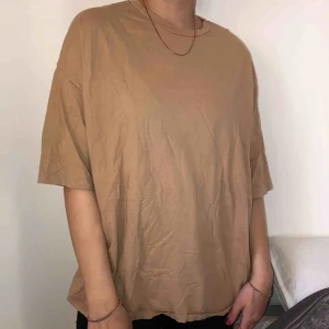  - Beige t-shirt från Asos i strl EU 38! Oversized passform och rätt lätt så passar perfekt att ha i sommar! Köparen står för ev frakt!🌼