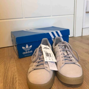 ADIDAS SKOR NYA - Helt nya oanvända skor!!! Nypris-900kr! Pris kan diskuteras vid snabbt köp!❤️