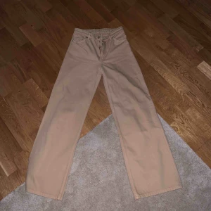 24 - Säljer mina beige jeans ifrån Monki i modellen yoko. Dem töjer ut sig ungefär två storlekar. Använda en gång. Budgivning just nu. Högsta bud 220kr. Budgivning slutar onsdag! 