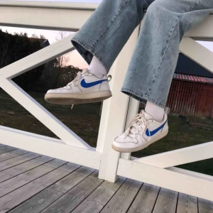  - tvättade & målade ett par Nike skor! 🤩 De är slitna på en del ställen men fortfarande väldigt vita. Målade med akrylfärg så har ingen aning hur länge det håller. Buda i kommentarerna (inte  privat) med start 50 kr + frakt 🦋 