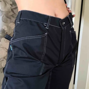  - skitcoola marinblå arbetsbrallor köpta second hand! insydda i midjan så att de passar bättre! 🌞, jag är 175! frakt tillkommer