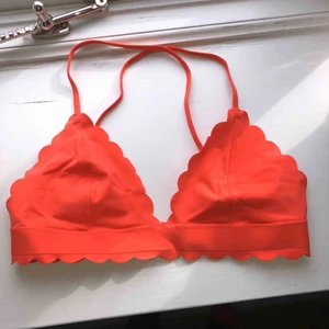  - Röd bikinitopp från hm. Korsad rygg. Betalning sker via swish & frakt tillkommer!✨